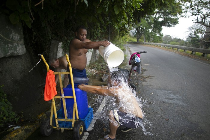 Warga Caracas Kesulitan Air Bersih Warga tengah mandi di pinggir jalan di kawasan Caracas, Venezuela, kemarin. Ditengah perayaan Hari Bumi Internasional pada Rabu (22/4) dan ditengah berlangsungnya wabah virus Corona, banyak warga Caracas kesulitan air. AP / Ariana Cubillos