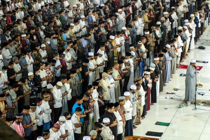 SHALAT TARAWIH TANPA PHYSICAL DISTANCING Umat Islam melaksanakan ibadah salat Tarawih malam pertama tanpa pembatasan jarak di Masjid Islamic, Lhokseumawe, Aceh, Kamis (23/4/2020) malam. Kendati pemerintah setenpat telah mengeluarkan instruksi pengaturan shaf posisi jarak jamaah ke kiri dan kanan sejauh 50 cm dan shaf depan dan belakang sejauh 140 cm dan mewajibkan pakai masker serta mencuci tangan sebagai upaya memutus mata rantai penyebaran COVID-19, tapi pelaksanaan tarawih tanpa physical distancing tetap berlangsung. ANTARA FOTO/Rahmad/aww.