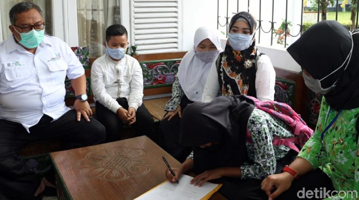Siswi MI Sukabumi Sumbang Uang unuk Lawan Corona