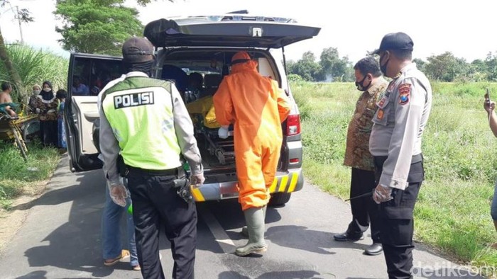 jenazah tukang becak dievakuasi petugas ber-APD