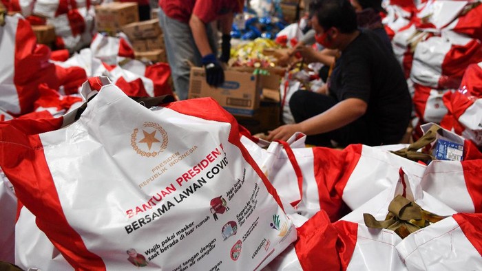 Pekerja mengemas paket bantuan sosial (bansos) di Gudang Food Station Cipinang, Jakarta, Rabu (22/4/2020). Pemerintah menyalurkan paket bansos masing-masing sebesar Rp600 ribu per bulan selama tiga bulan sebagai upaya untuk mencegah warga tidak mudik dan meningkatkan daya beli selama pandemi COVID-19 kepada warga yang membutuhkan di wilayah Jabodetabek. ANTARA FOTO/M Risyal Hidayat/aww.
