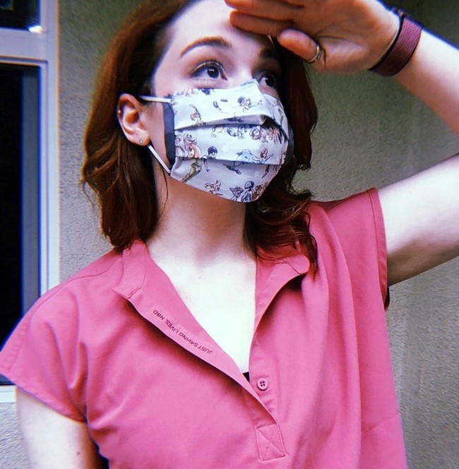 Wanita 27 tahun itu pun mendaftar di sekolah keperawatan dan mulai melakukan voluntir untuk merawat orang. Ia mengaku jatuh cinta dengan komunitas dan lingkungan pekerjaan hingga merasanya seperti rumah. Foto: Instagram @jenniferstone