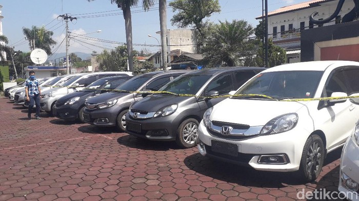 Ibu rumah tangga di Bandung jadi otak penggelapan puluhan mobil rental