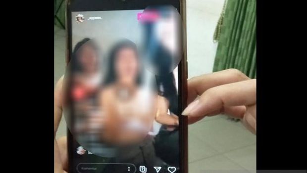 3 siswi SMA di Kalteng buka bra saat live Instagram (Antara)