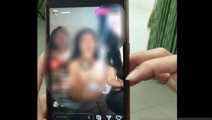 3 siswi SMA di Kalteng buka bra saat live Instagram (Antara) 3 siswi SMA di Kalteng buka bra saat live Instagram (Antara)