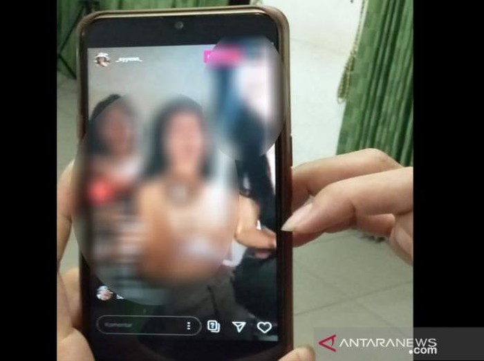 3 siswi SMA di Kalteng buka bra saat live Instagram (Antara)