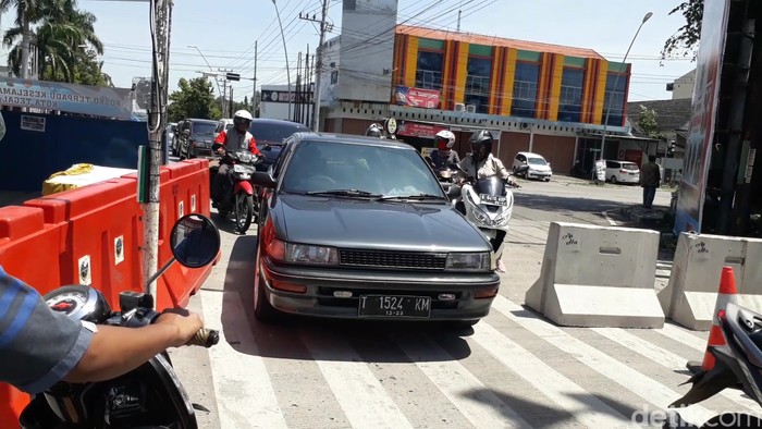 Hari Pertama PSBB di Tegal, Kendaraan Masih Bisa Menerobos Barikade PSBB Kota Tegal mulai diberlakukan hari ini. Sejumlah kendaraan terpantau masih bisa menerobos masuk barikade dan beberapa posko juga tidak dijaga petugas.