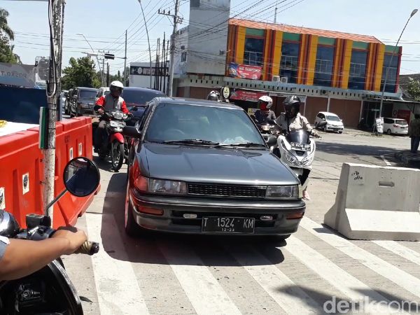 Hari Pertama PSBB di Tegal, Kendaraan Masih Bisa Menerobos Barikade