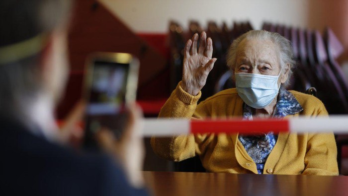 Seorang lansia, Marguerite Mouille (94), di Panti Jompo Kaisesberg, Timur Perancis saat dikunjungi oleh anaknya.