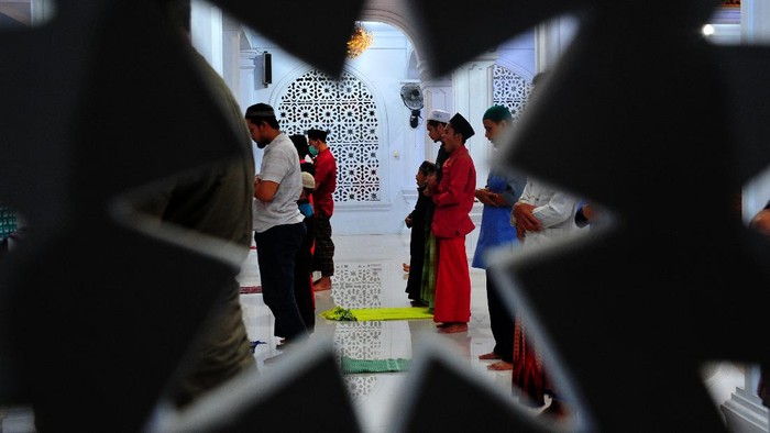 SHALAT TARAWIH DI MASJID DITIADAKAN Umat Islam melaksanakan shalat Isya berjamaah di Masjid At-Taufiq, Jambi, Kamis (23/4/2020) malam. Sejumlah masjid di daerah itu terpantau tidak menggelar shalat Tarawih pada awal Ramadhan 1441 Hijriah. ANTARA FOTO/Wahdi Septiawan/aww.