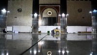 Hal itu dilakukan guna memutus mata rantai penyebaran virus Corona di Ibu Kota Jakarta. Suasana sepi di Masjid Istiqlal Jakarta, Kamis (23/4/2020). ANTARA FOTO/Hafidz Mubarak A