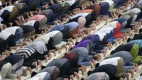 Beginilah potret salat Tarawih malam pertama Ramadhan di Meulaboh. Shalat Tarawih di Masjid Agung Baitul Makmur, Meulaboh, Aceh Barat, Aceh, Kamis (23/4/2020) malam juga tidak menerapkan imbauan pemerintah akan penerapan protokol kesehatan. ANTARA FOTO/Syifa Yulinnas.