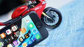 Di bezel bagian bawah terdapat tombol Home yang menyatu dengan sensor Touch ID.  Foto: Sina Mobile