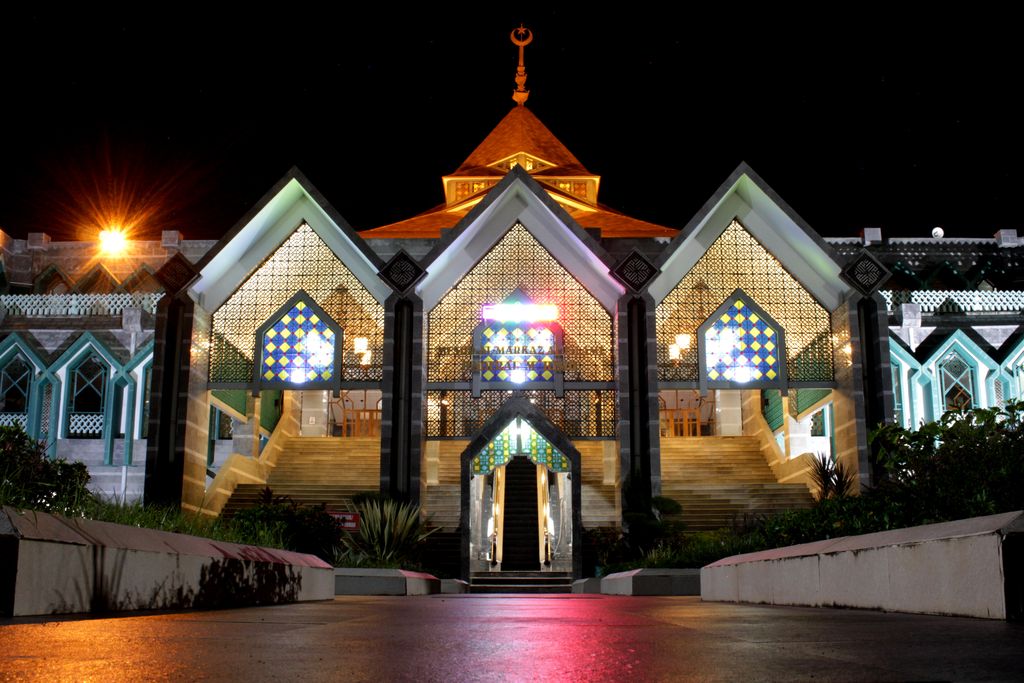 Suasana Masjid Al-Markaz Al-Islami yang biasanya ramai saat pelaksanaan shalat tarawih terlihat sepi di Makassar, Sulawesi Selatan, Kamis (23/4/2020) malam. Guna memutus rantai penyebaran COVID-19, pengurus masjid tersebut meniadakan aktivitas beribadah termasuk pelaksanaan shalat tarawih seiring ditetapkannya 1 Ramadhan 1441 Hijriah yang jatuh pada Jumat, 24 April 2020 oleh pemerintah. ANTARA FOTO/Arnas Padda/yu/aww.
