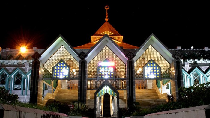 Suasana Masjid Al-Markaz Al-Islami yang biasanya ramai saat pelaksanaan shalat tarawih terlihat sepi di Makassar, Sulawesi Selatan, Kamis (23/4/2020) malam. Guna memutus rantai penyebaran COVID-19, pengurus masjid tersebut meniadakan aktivitas beribadah termasuk pelaksanaan shalat tarawih seiring ditetapkannya 1 Ramadhan 1441 Hijriah yang jatuh pada Jumat, 24 April 2020 oleh pemerintah. ANTARA FOTO/Arnas Padda/yu/aww.