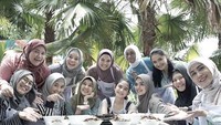  Selain doyan kulineran, Marcella Simon juga tertarik belajar masak. Seperti yang tampak pada foto ini, bersama dengan rekan syutingnya, ia belajar membuat Bibimbab khas Korea. Foto: Istimewa