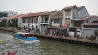 Sungai sepanjang 10 km ini dipercaya sebagai titik mula berdirinya kota Melaka. Wisatawan biasanya melakukan wisata susur sungai di sini. (Titry Frilyani/dTraveler)