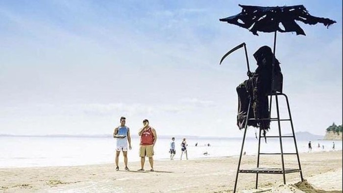 Bayangkan jika Anda berlibur ke pantai di tengah wabah Corona kemudian muncul sosok malaikat maut, apa yang Traveler lakukan?