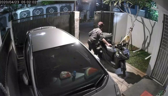 Terekam CCTV, Dua Pria Curi Motor di Pondok Aren Tak Sampai 3 Menit