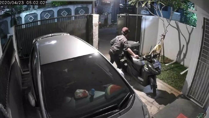 Terekam CCTV, Dua Pria Curi Motor di Pondok Aren Tak Sampai 3 Menit