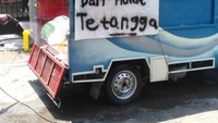 Bak truk pun tak ketinggalan jadi pesan menyampaikan bahaya virus Corona. Foto: Instagram @engeltanzil