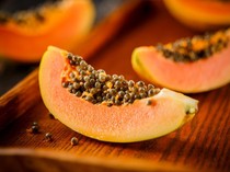 Biji Pepaya yang Sering Dibuang Ternyata Punya Khasiat Sehat Ini!
