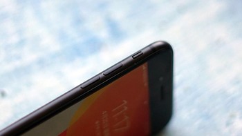 Bagian samping terdapat tombol pengaturan volume dan silent mode. Foto: Sina Mobile