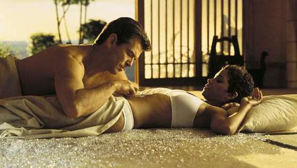 Halle Berry Hampir Mati Tersedak, James Bond Keluarkan Gerakan Heimlich Halle Berry Hampir Mati Tersedak, James Bond Keluarkan Gerakan Heimlich
