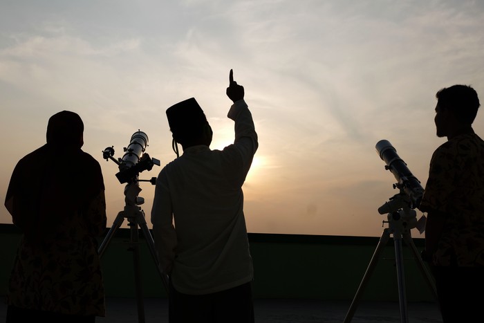 Tim Astronomi dan Ilmu Falak dari MAN 1 Solo melakukan   pemantauan hilal (rukyatul hilal) dengan teleskop di laboratorium sekolah setempat, Solo, Jawa Tengah, Kamis (23/4/2020). Pemantauan hilal (rukyatul hilal) tersebut untuk penetapan 1 Ramadan 1441H. ANTARA FOTO/Maulana Surya/aww.