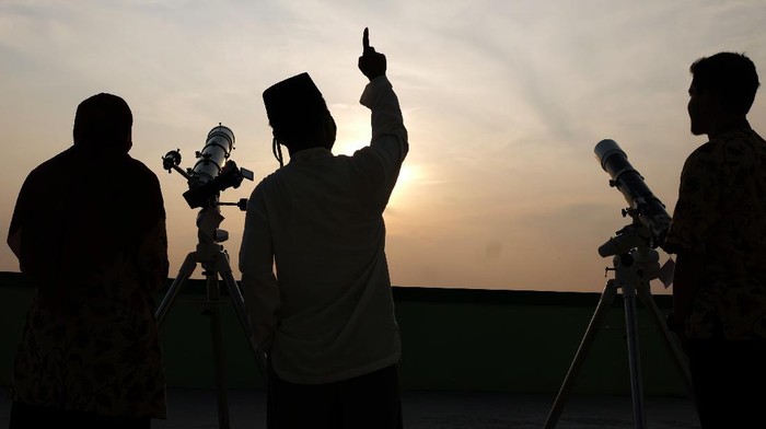 Tim Astronomi dan Ilmu Falak dari MAN 1 Solo melakukan   pemantauan hilal (rukyatul hilal) dengan teleskop di laboratorium sekolah setempat, Solo, Jawa Tengah, Kamis (23/4/2020). Pemantauan hilal (rukyatul hilal) tersebut untuk penetapan 1 Ramadan 1441H. ANTARA FOTO/Maulana Surya/aww.