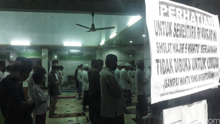 Masjid di Jakarta Barat Ini Tetap Gelar Salat Tarawih Masjid Jami Al-Ulama di Jakarta Barat tetap menggelar Salat Tarawih di tengah Pandemi Corona. Walaupun begitu para jemaah menerapkan physical distancing.