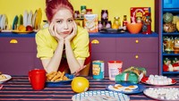 Wanita cantik berusia 30 tahun (usia Korea) ini memiliki suara indah. Tak hanya itu ia juga memiliki paras cantik. Pesonanya juga terpancar saat photoshoot dengan tema makanan berikut. Ada tteokbokki, marshmallow, buah-buahan, hingga makanan kaleng di sana. Foto: Istimewa