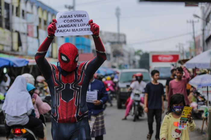 Superhero sosialisasi pemakaian masker di Pekanbaru (Chaidir-detikcom)