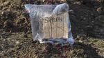 Nisan Kardus di Makam Korban COVID-19