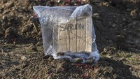 Pemasangan nisan dengen menggunakan kardus dan plastik ini dilakukan oleh pihak keluarga, dikarenakan protap penanganan COVID-19, jenazah yang dimakamkan tanpa nisan. 