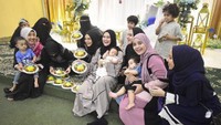 Sarah begitu bahagia kumpul bersama saudara-saudaranya. Dalam acara aqiqah ponakannya, Sarah menikmati sajian tumpeng mini. Foto: Instagram
