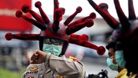 Selain di India, sejumlah petugas kepolisian di Indonesia juga turut mengenakan helm berwujud seperti virus Corona. Beberapa waktu lalu, sejumlah petugas kepolisian di kawasan Mojokerto, Jawa Timur, mengenakan helm berwujud virus Corona tersebut saat sedang berpatroli guna meningkatkan kesadaran masyarakat terkait pentingnya mengurangi aktivitas di luar rumah guna memutus rantai penyebaran COVID-19. AP Photo.