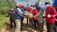 PDI Perjuangan Sumatera Barat membagikan 2.000 alat pelindung diri dan 5.000 masker standar medis yang didistribusikan ke  rumah sakit dan Puskesmas yang persediaannya minim di Sumatera Barat.