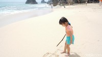 Pasir putihnya sanggup membuat para pengunjung betah berlama-lama.