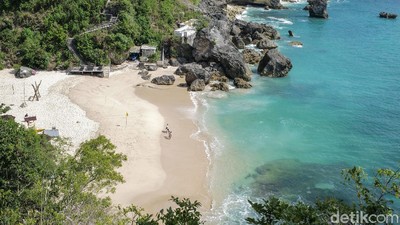 Terpukau Indahnya Pantai Kubu di Balik Batu Karang Nusa Dua