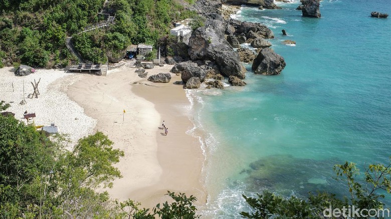 Terpukau Indahnya Pantai Kubu di Balik Batu Karang Nusa Dua Kangen birunya laut atau sejuknya pegunungan? Pantai Kubu Beach bisa masuk daftar yang harus dikunjungi setelah badai Corona ini berlalu. Lihat dulu yuk foto-fotonya.