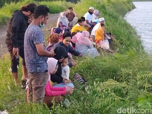 Meski Corona Mewabah, Warga Tetap Ziarah Kubur di Lumpur Sidoarjo
