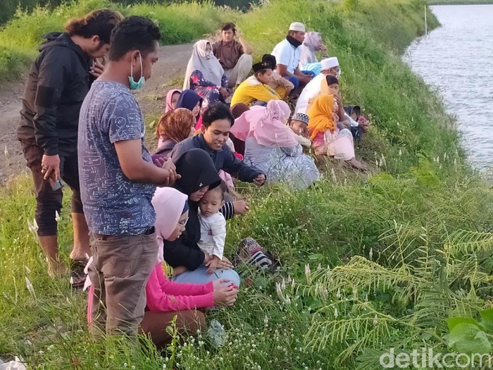 Warga Kecamatan Tanggulangin tetap ziarah kubur di tanggul lumpur Sidoarjo meski Corona mewabah. Ziarah tersebut rutin digelar setiap menjelang Ramadhan.