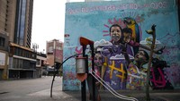 Taman bermain di kota Caracas, Venezuela terpantau lengang (7/4/2020). Di temboknya terdapat mural dan tulisan dalam bahasa Spanyol. terjemahan bebasnya keceriaan anak-anak yang tidak bakal hilang.  AP Photo/Ariana Cubillos
