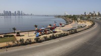 Garis pantai Mumbai, India sangat kosong termasuk taman bermainnya, (22/3/2020).  AP Photo/Rafiq Maqbool