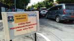 Hari Pertama PSBB di Tegal, Kendaraan Masih Bisa Menerobos Barikade