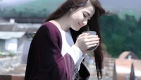 Momen traveling dan kuliner itu dapat terlihat pada momen yang satu ini. Sambil berpose menyeruput secangkir kopi, ia memperlihatkan sebagian pemandangan di sekitarnya. Foto: Istimewa