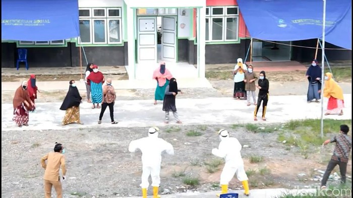 Gugus Tugas COVID-19 Mateng senam bersama 27 warga yang dikarantina di Puskesmas Salugatta (Abdy Febriadu/detikcom)