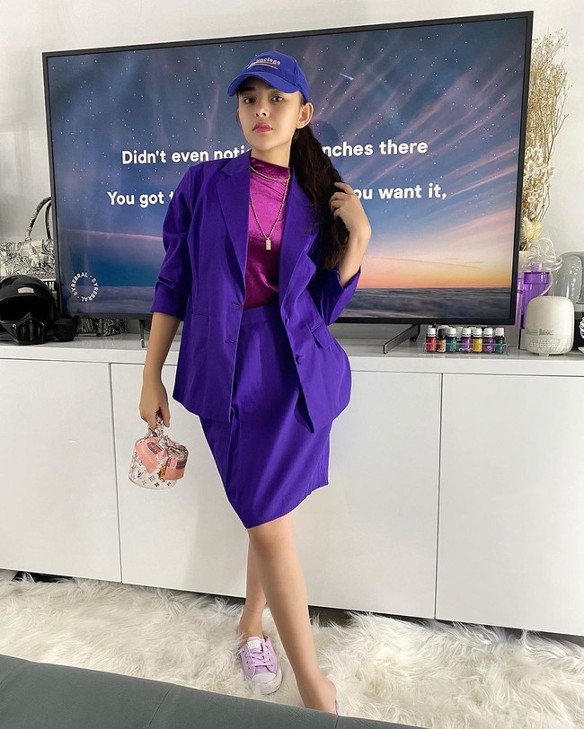 Mantan kekasih Christ Laurent ini juga pernah tampil colorful dengan bucket bag Louis Vuitton. Foto: Instagram/@amandamanopo