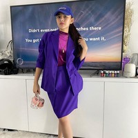 Mantan kekasih Christ Laurent ini juga pernah tampil colorful dengan bucket bag Louis Vuitton. Foto: Instagram/@amandamanopo